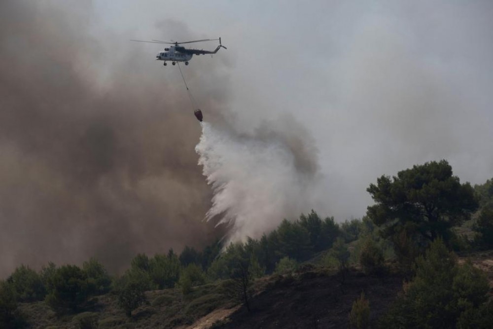 BREAKING // Incendiu de vegetație devastator la marginea Atenei. Populația din zonă a fost evacuată